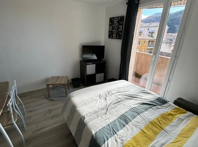 Avec Balcon Et Vue Panoramique Sur Le Cousson Proche Thermes Apartament